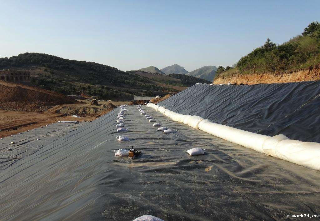 防止垃圾填埋场出现水平渗漏的根本办法是？
