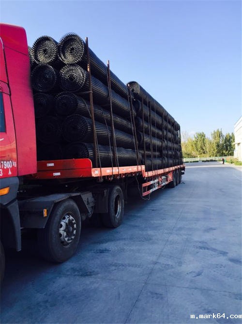 铺设多层土工格栅( 格室) 路基顶面各点的沉降