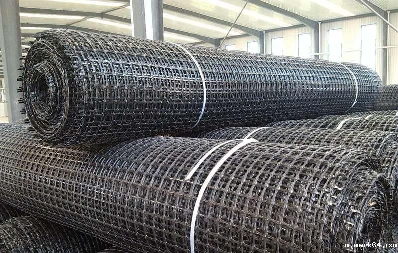 首层填料的厚度达到要求且碾压密实即可施工土工格栅